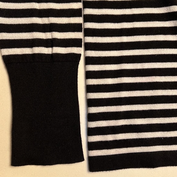 Halogen black and white striped cotton V-neck sweater size medium - Picture 5 of 5